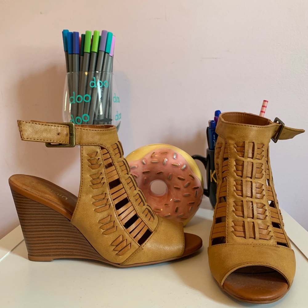 Wedged summer shoes